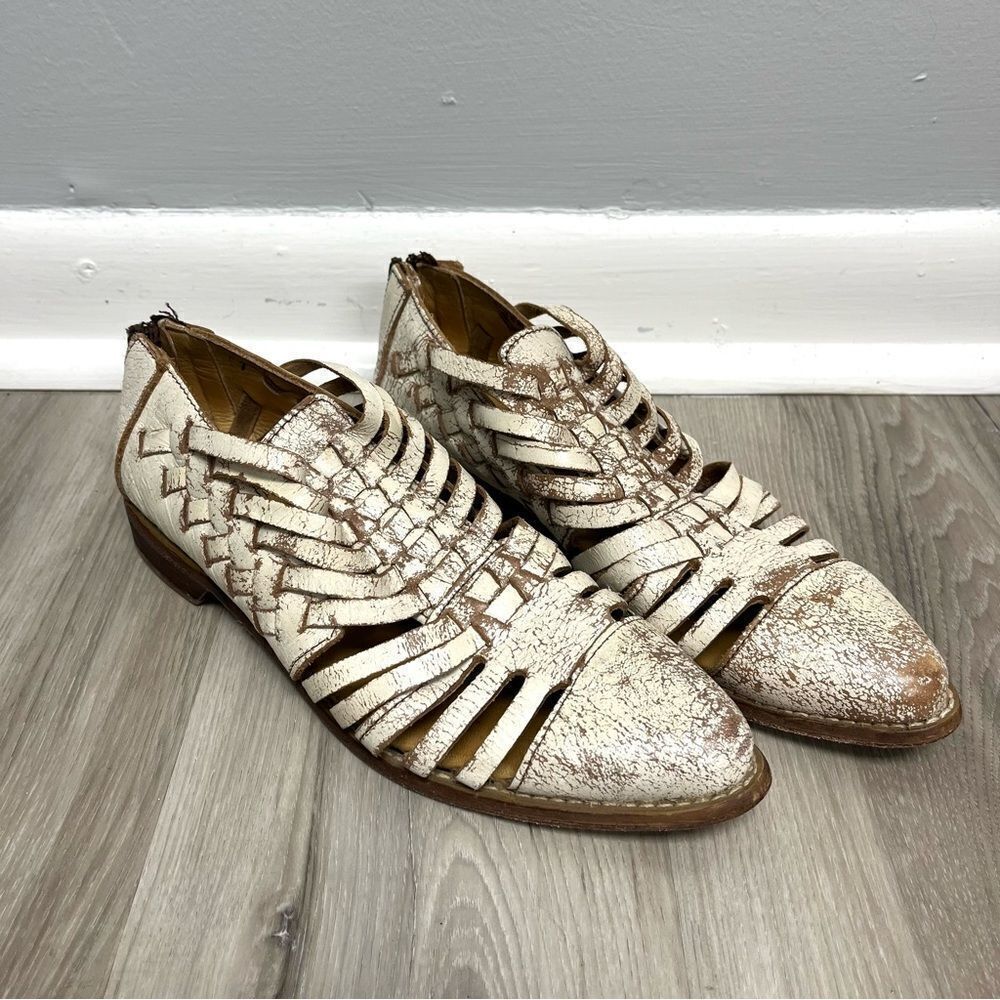 Bed Stu Sandals Women's 7 Las‎ Cruces White & Tan Brown Distressed Leather Flats